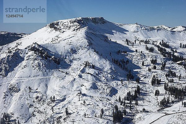 Luftaufnahme der Landschaft mit schneebedecktem Berg in Squaw Valley