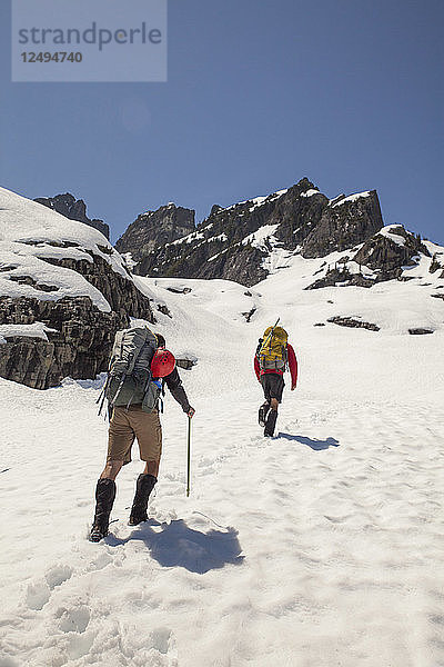 Zwei Bergsteiger nähern sich dem Trio Peak in British Columbia  Kanada.