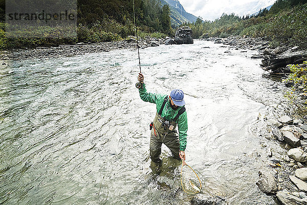 Ein Fischer bringt seinen Fang in Revelstoke  British Columbia  Kanada  in Empfang.