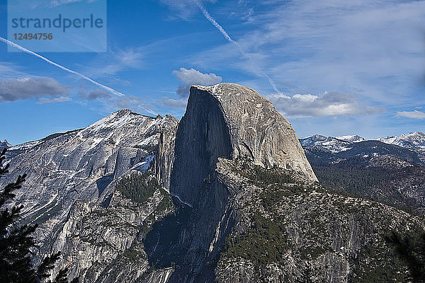 Ein Blick auf den Half Dome an einem sonnigen Tag im Yosemite National Park.