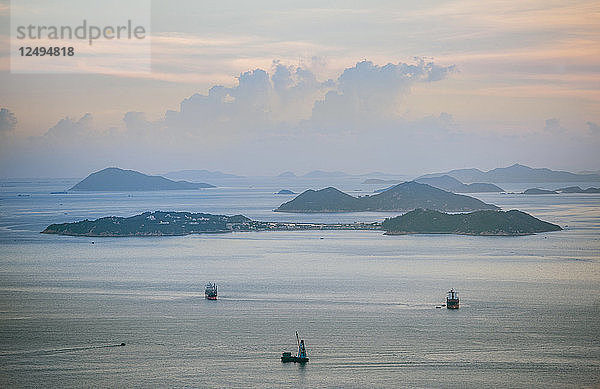 Ansicht von Frachtschiffen an der Küste von Hongkong