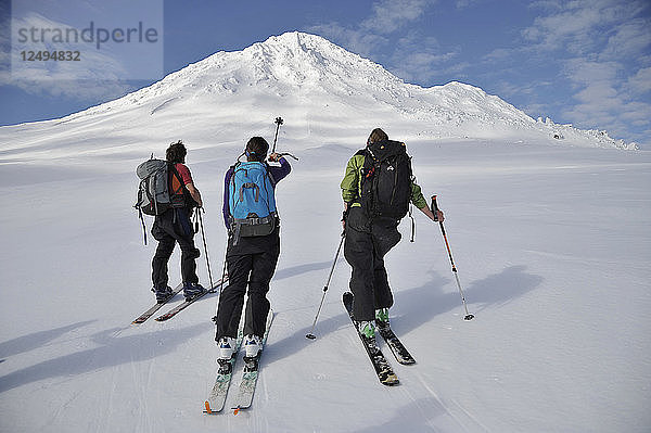 Gruppe von Skifahrer stehend in Mount Saint Augustine Volcano  Alaska  Usa