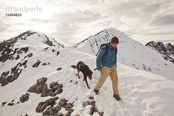 Ein Wanderer und sein Hund steigen vom Gipfel des Frosty Peak im Manning Provincial Park  British Columbia  Kanada  ab.