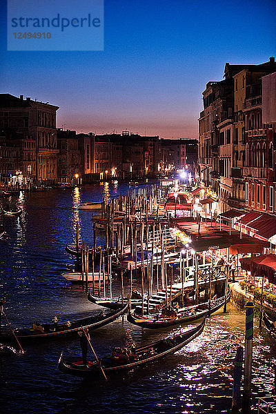 Sonnenuntergang auf dem Canal Grande in Venedig  Italien.