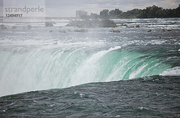 Die Spitze der Horseshoe Falls  des größten Wasserfalls im Niagara-Falls-Kollektiv.