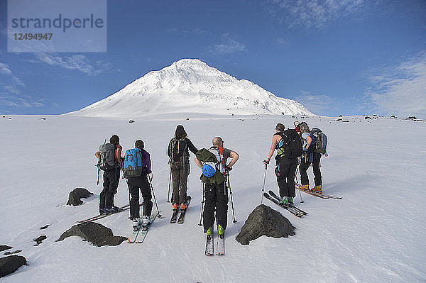 Gruppe von Skifahrer stehend auf Schnee in Mount Saint Augustine Volcano  Alaska  Usa