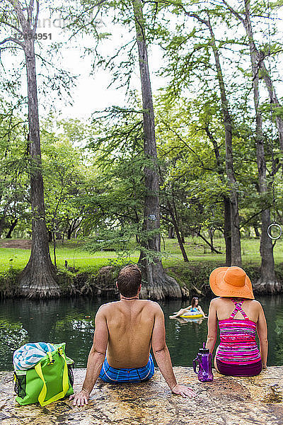 Das Blue Hole in Wimberley  Texas  ist an heißen Sommertagen ein beliebtes Ziel für Touristen und Einheimische. Das klare  kühle Wasser fließt durch Zypressen und bietet eine Zuflucht vor der texanischen Hitze.