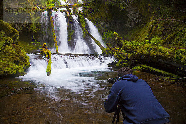 Ein Fotograf hält die Lower Panther Falls am Panther Creek bei Carson  Washington  fest.