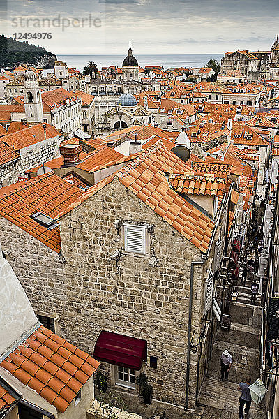 Die roten Dächer und Gassen von Dubrovnik  Kroatien.