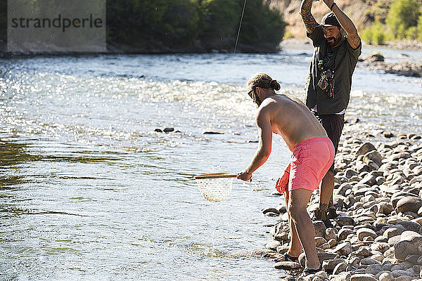 Zwei Freunde beim Fischfang im Gros Ventre River in Jackson Hole  Wyoming