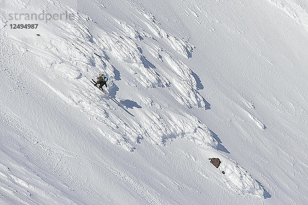 Hohe Winkel Ansicht der Skifahrer Skifahren am Mount Augustine  Alaska  Usa