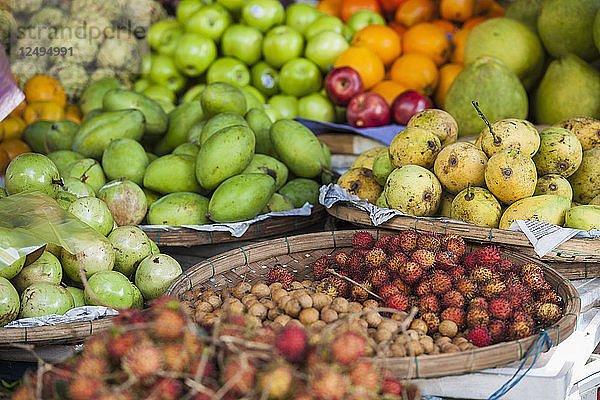 Vielfalt von Früchten im Korb zum Verkauf auf dem Straßenmarkt in Hoi An
