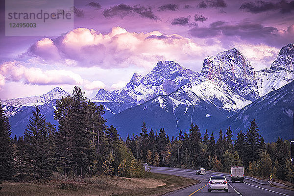 Sonnenuntergang über den kanadischen Rocky Mountains im Banff National Park  Kanada.