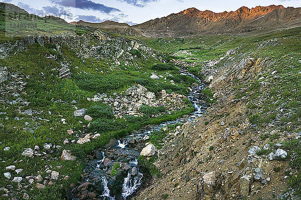 Hochgebirgsbach in Colorado bei Sonnenuntergang