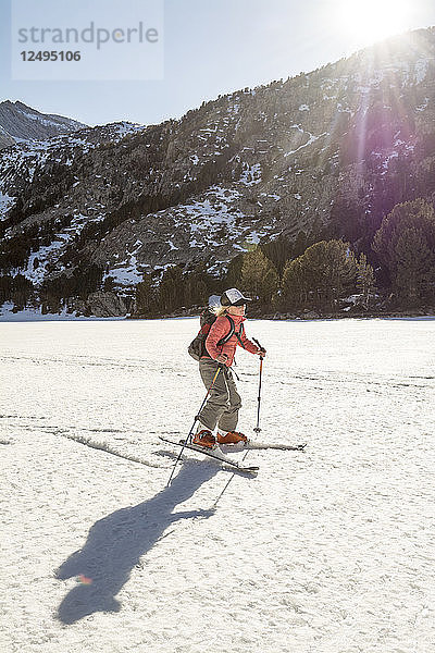 Junges Mädchen Ski Skating auf einem gefrorenen See in Rock Creek Canyon  Kalifornien  USA