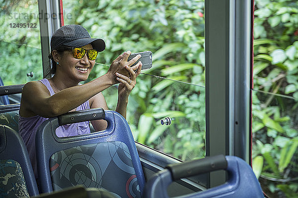 Frau fährt in der Straßenbahn durch den Dschungel