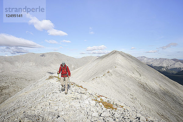 Männlicher Wanderer Stone Mountain British Columbia in den nördlichen Rockies