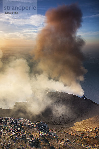 Vulkanische Eruptionen auf der Insel Stromboli  Sizilien  Italien