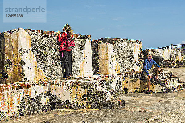 Junge Frau genießt ein historisches Fort am Rande des Atlantischen Ozeans