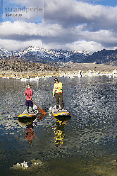 Frau und ihre Tochter Paddleboarding auf Mono Lake in Kalifornien  Usa