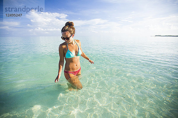 Eine junge Frau schwimmt während ihres Urlaubs in Cayo Coco  Kuba.