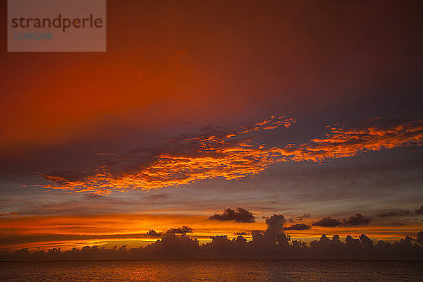 Ein wunderschöner  farbenprächtiger Sonnenuntergang vom Strand Playa La Jaula aus gesehen  Cayo Coco  Kuba
