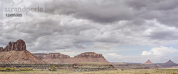 Stürmischer Himmel über Indian Creek und North und South Six-Shooter außerhalb von Moab  Utah