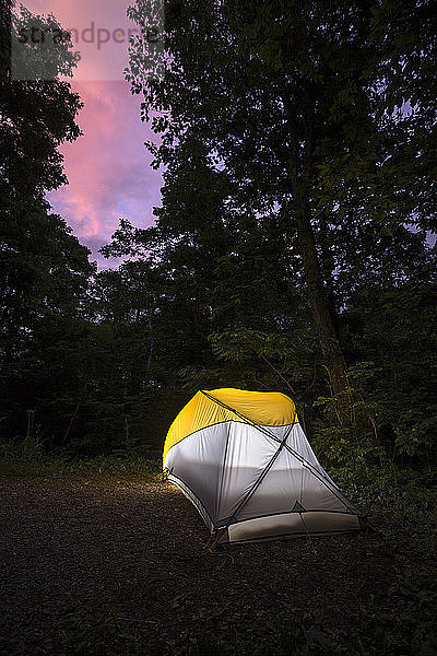 Kreative Zeltaufnahme beim Zelten im Shenandoah National Park im Sommer.