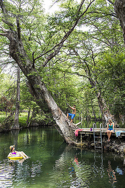 Das Blue Hole in Wimberley  Texas  ist an heißen Sommertagen ein beliebtes Ziel für Touristen und Einheimische. Das klare  kühle Wasser fließt durch Zypressen und bietet eine Zuflucht vor der texanischen Hitze.