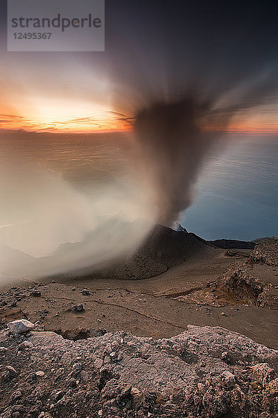 Ascheausbruch am Vulkan Stromboli in Italien