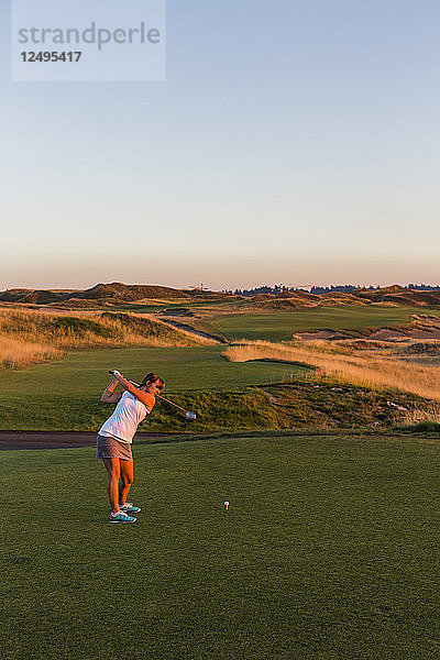 Chambers Bay Golfplatz  Austragungsort der US Open 2015  in der Nähe von Tacoma  WA an einem sonnigen Abend.