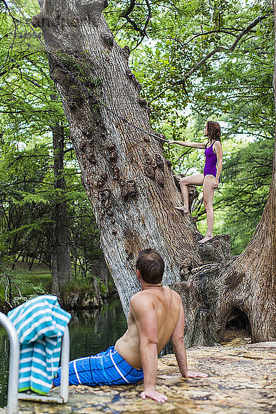 Das Blue Hole in Wimberley  Texas  ist an heißen Sommertagen ein beliebtes Ziel für Touristen und Einheimische. Das klare  kühle Wasser fließt durch Zypressen und bietet eine Zuflucht vor der texanischen Hitze.