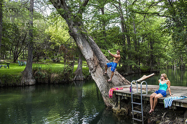 Das Blue Hole in Wimberley  Texas  ist an heißen Sommertagen ein beliebtes Ziel für Touristen und Einheimische. Das klare  kühle Wasser fließt durch Zypressen und bietet eine Zuflucht vor der texanischen Hitze.