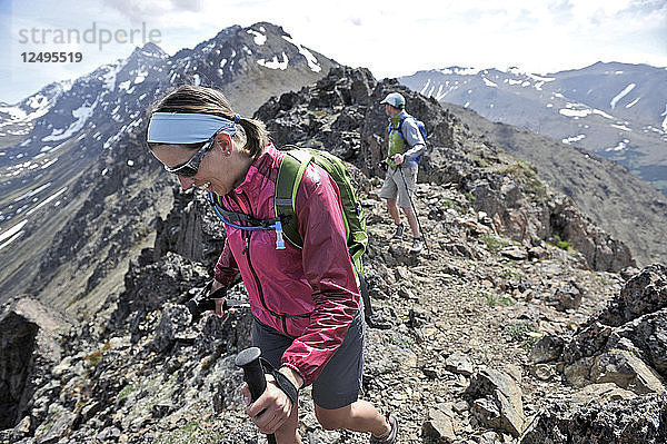 Wanderer auf dem Grat  der Flattop Mountain  Peak 2  Peak 3 und Flaketop mit dem Ptarmigan Pass im Chugach State Park in der Nähe von Anchorage  Alaska  verbindet  Juni 2011. Die vier Meilen lange Überquerung ist eine beliebte lokale Wanderung und für Trailrunning geeignet.