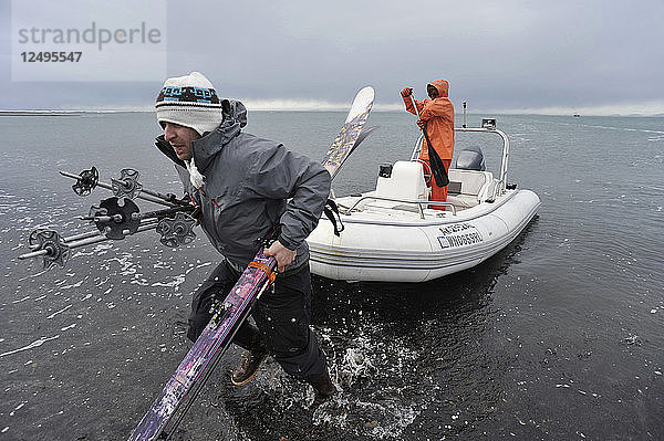 Passagiere mit Skiff am Ufer von Augustine Island im Cook Inlet  Alaska