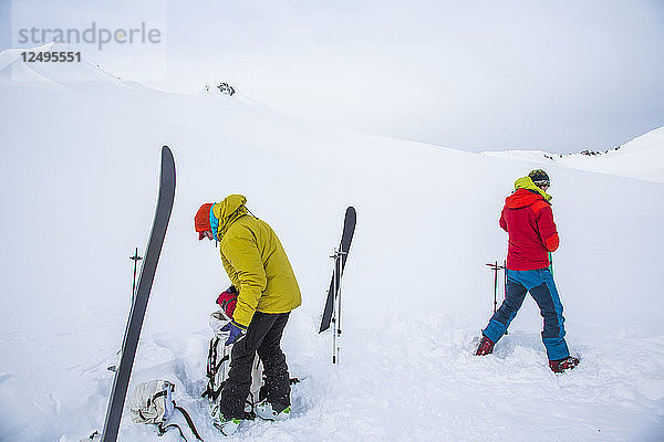 Skifahrer auf ihrem Zeltplatz während der Spearhead Traverse in den Coast Mountains von British Columbia  Kanada.