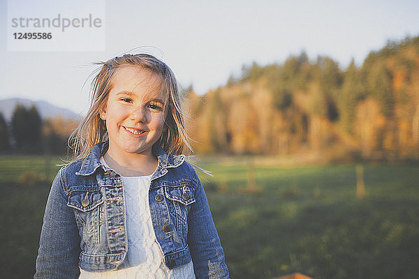 Porträt eines jungen Mädchens in Jeansjacke im Freien.