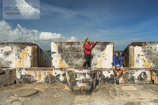 Ehepaar im historischen Fort am Rande des Atlantiks von Old San Juan  Puerto Rico