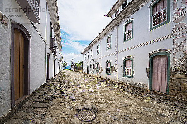 Kopfsteinpflasterstraße in Paraty an der Costa Verde