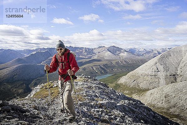Männlicher Wanderer Stone Mountain British Columbia in den nördlichen Rockies