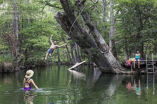 Das Blue Hole in Wimberley  Texas  ist an heißen Sommertagen ein beliebtes Ziel für Touristen und Einheimische. Das klare  kühle Wasser fließt durch Zypressen und bietet eine Zuflucht vor der texanischen Hitze.