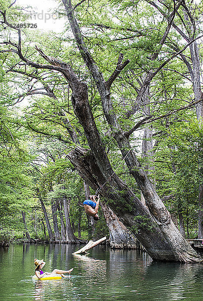 Das Blue Hole in Wimberley  Texas  ist an heißen Sommertagen ein beliebtes Ziel für Touristen und Einheimische. Das klare  kühle Wasser fließt durch Zypressen und bietet eine Zuflucht vor der texanischen Hitze.