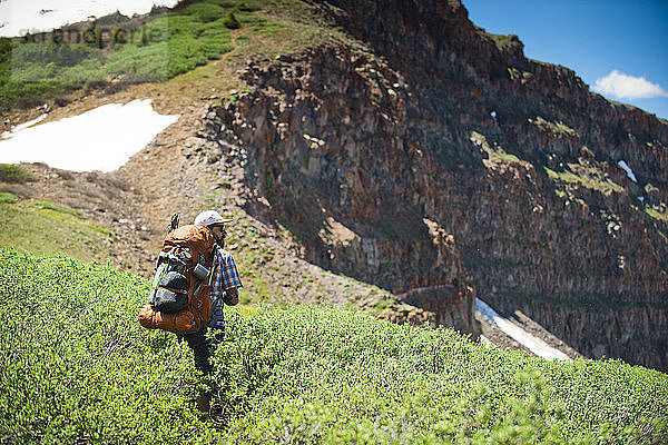 Ein Rucksacktourist wandert zum Devil's Causeway in der Flat Tops Wilderness in Yampa  Colorado.