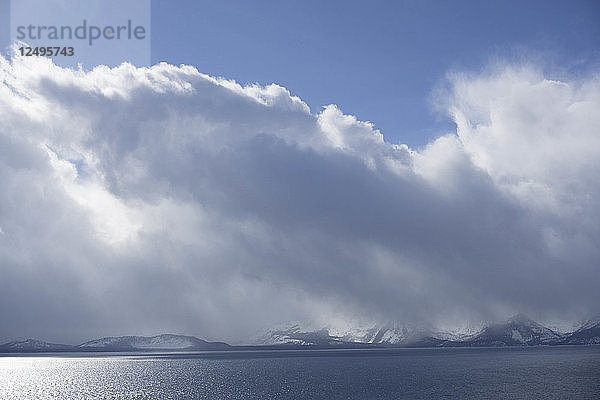 Ein Wintersturm baut sich am Westufer des Lake Tahoe auf