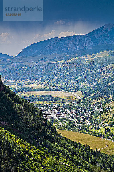 Blick über die Stadt Telluride  Colorado  im Sommer.