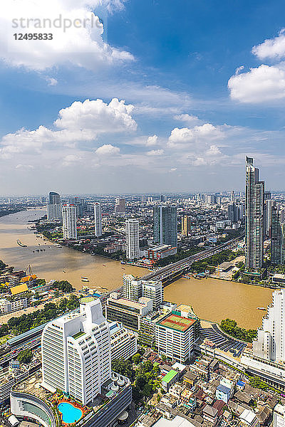 Luftaufnahme der Skyline von Bangkok mit dem Fluss Chao Phraya