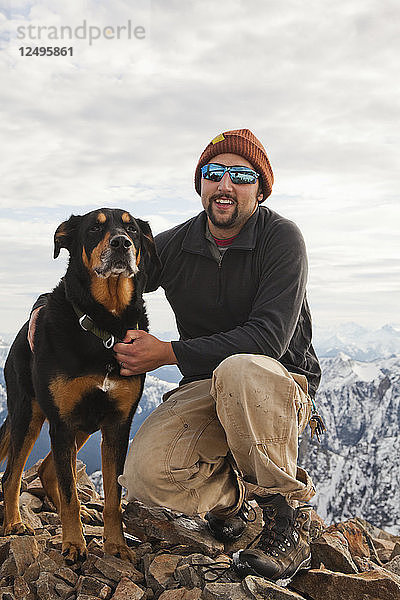 Porträt eines Mannes und seines Hundes auf dem Gipfel des Frosty Peak  BC  Kanada.