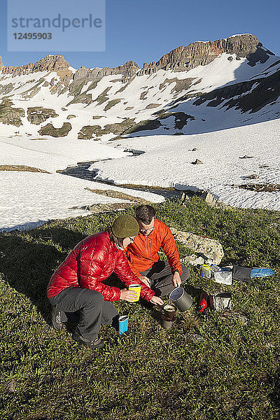 Ein Ehemann und seine Frau bei der Zubereitung einer gemeinsamen Mahlzeit auf dem Campingplatz im Ice Lakes Basin