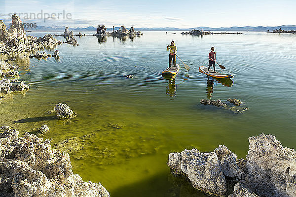 Eine Frau und ihre Tochter stehen auf dem Mono Lake am South Tufa Beach in Lee Vining  Kalifornien  auf einem Paddleboard.