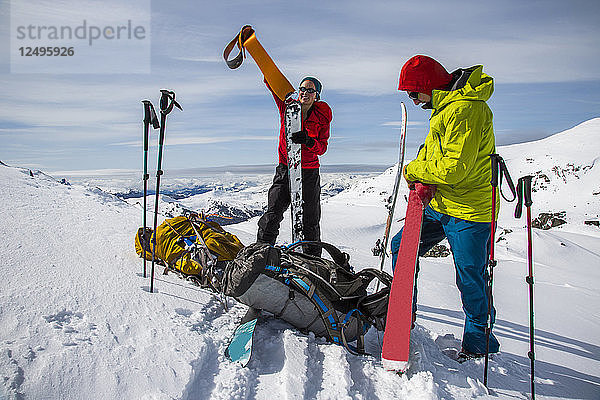 Skifahrer auf der Passhöhe mit einem weiten Blick auf die Coast Mountains während der Spearhead Traverse in Whistler  British Columbia  Kanada.